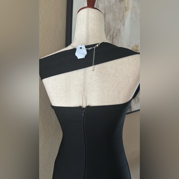 Elegant Black Off-Shoulder Dress - Picture 11 of 11